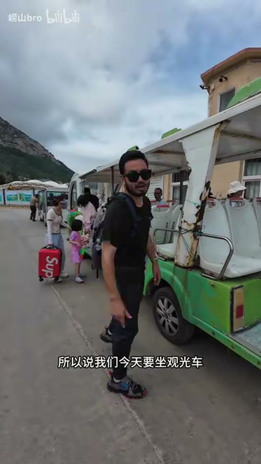 码头边的绿色观光车