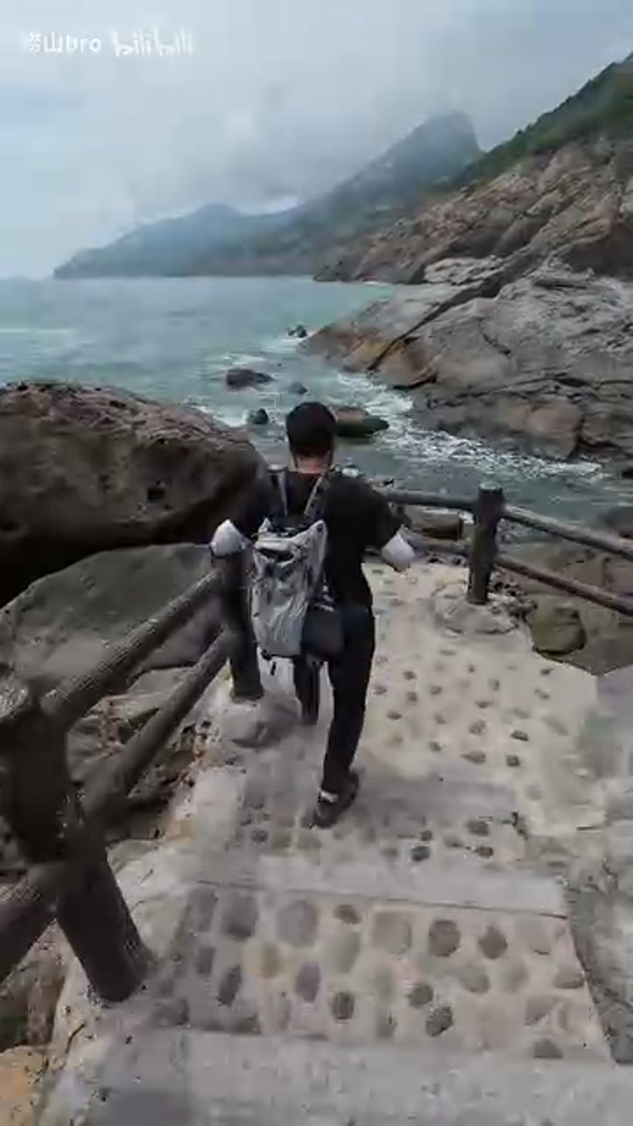 背来石:退潮后的黑色礁石滩与清透海水