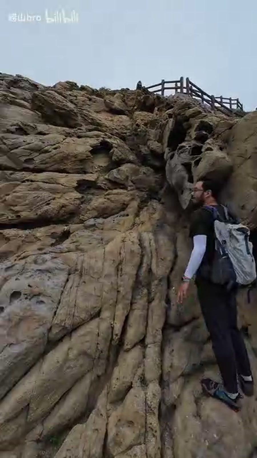 老虎嘴:海蚀崖岩石拱景观