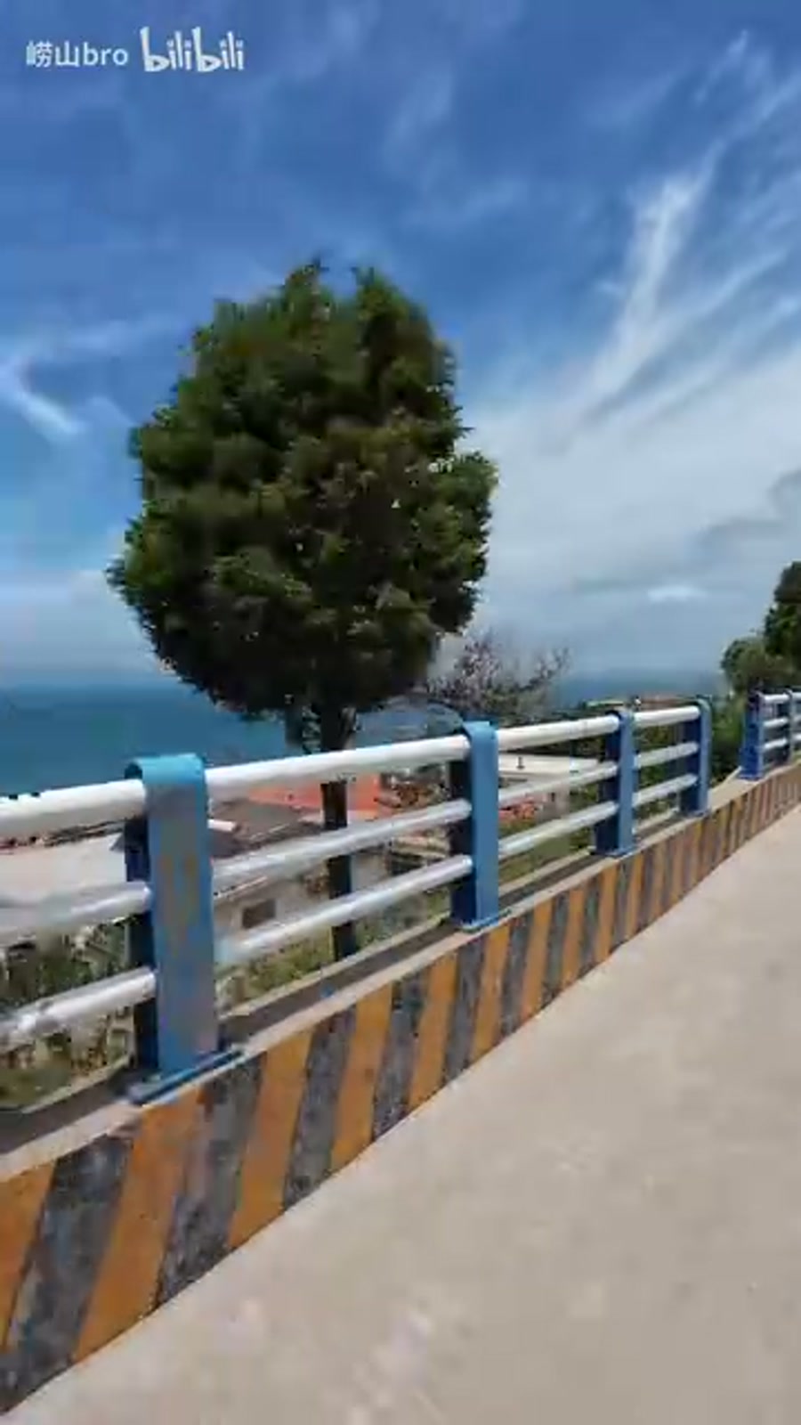 蓝白护栏环岛公路