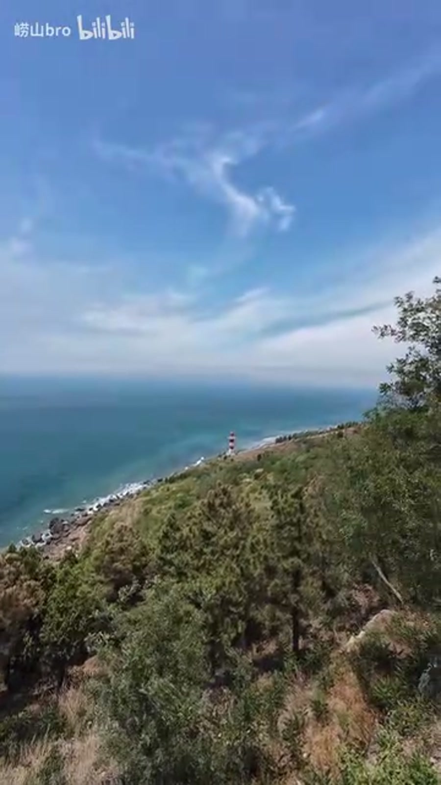 初心灯塔:白色塔身与碧蓝海面