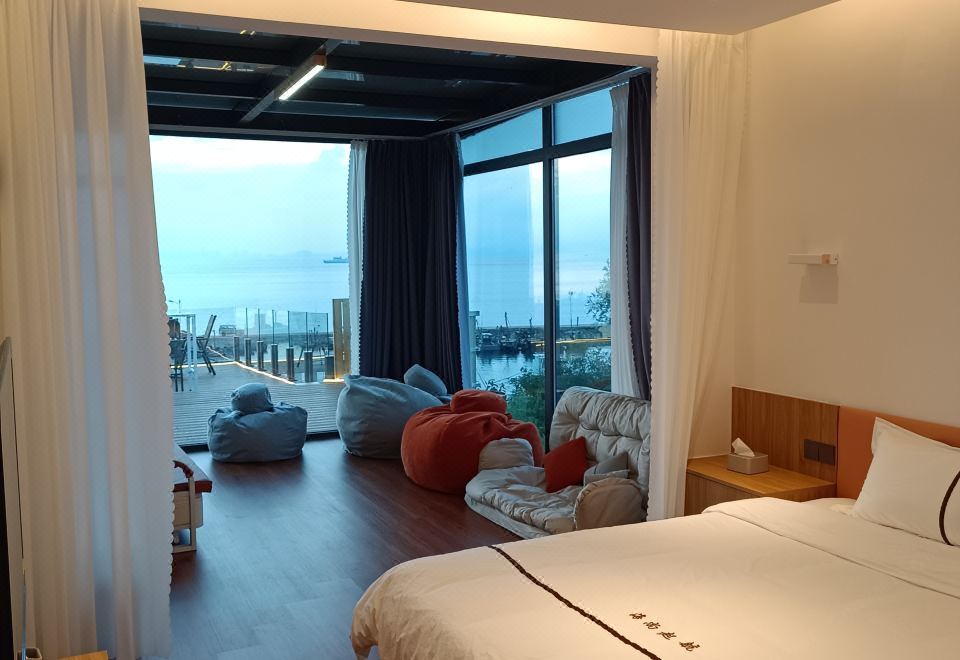 180度海景家庭房:大床与落地窗海景