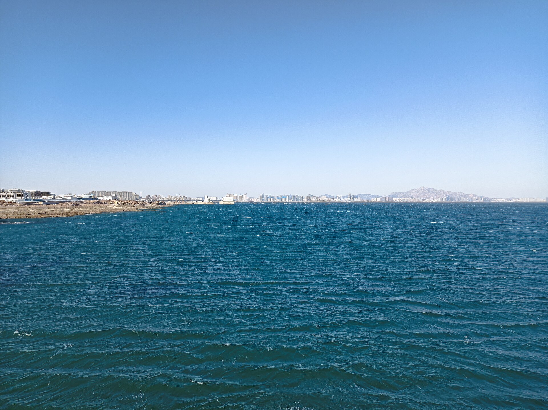 连三岛木栈道与礁石海岸
